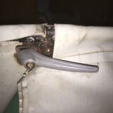 durch Herumklappen des Griffes wird die Plane mit Rohrbügel gegen Aufklappen gesichert